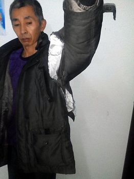 石孟昌抵制警察的暴力绑架,衣服被撕坏,膝盖被扭伤