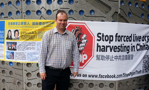 帕拉玛塔市议员詹姆斯•肖(James Shaw)前来支持法轮功学员在当地讲真相活动
