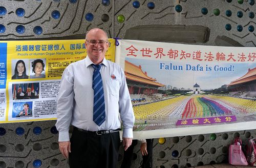 帕拉玛塔市议员安德鲁•威尔逊(Andrew Wilson)前来支持法轮功学员在当地讲真相活动