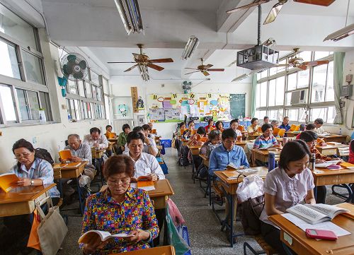 二零一五年三月二十二日,台湾南区部分法轮功学员在高雄市国光中学举办一日学法交流,上午在教室分组学法交流。