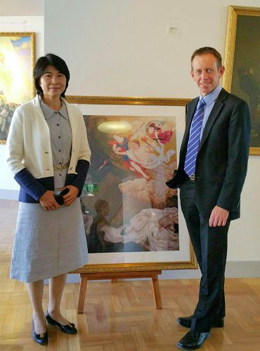 澳洲首都行政区绿党议员拉滕伯里(Shane Rattenbury)(右)与画展义工在画作前留影。