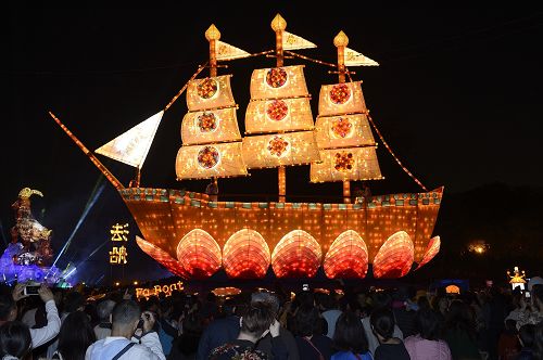 金碧辉煌的法船在台湾灯会台中灯区登场,民众赞叹,纷纷拍照留念。