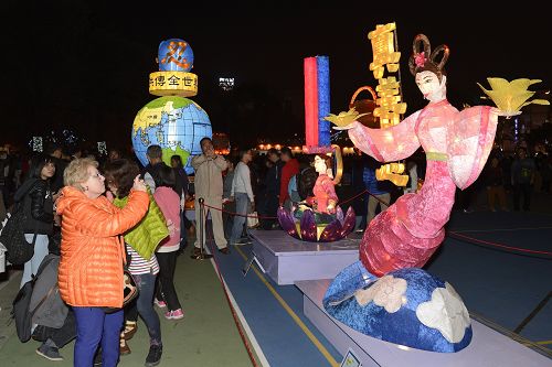 法轮功学员制作的精美艺术花灯,民众驻足观赏、拍照。