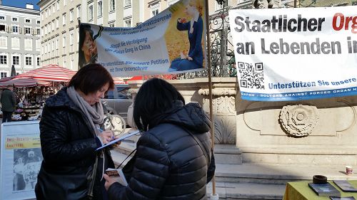 民众了解真相后,签字支持法轮功反迫害