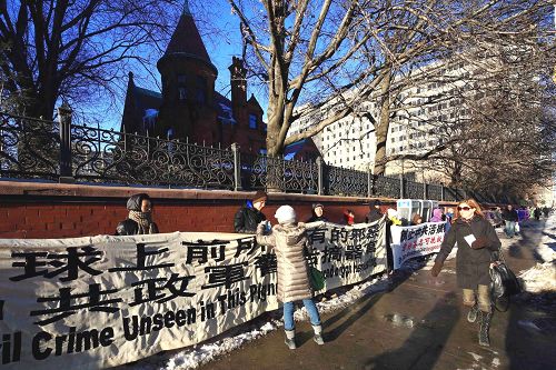 图1-3:多伦多市中心真相长城 声援中国民众三退