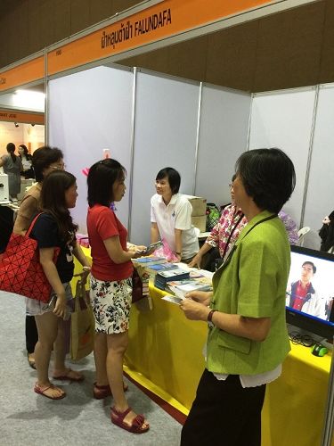 泰国健康与美容展上,参观者前来咨询、了解法轮功