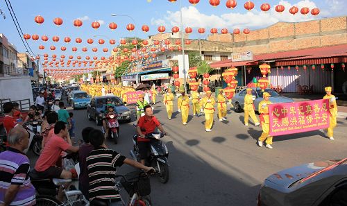 法轮功学员来到了彭亨州直凉举行新年游行,吸引了许多民众追随观看。