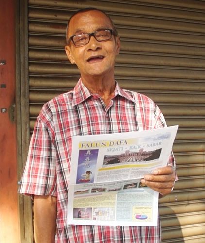而连突车辆出租合作社主席AzharJaafar先生表示,法轮大法为全人类带来了福祉,因此他要感谢法轮大法。