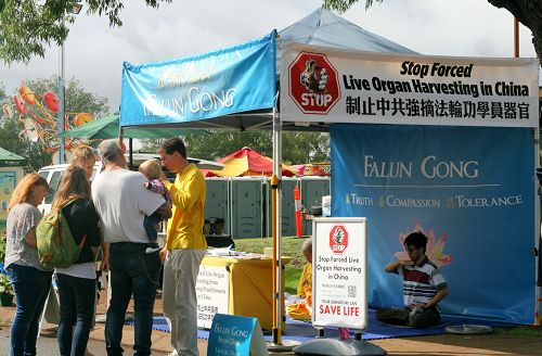 图1-3:法轮功学员在西澳Bunbury一年一度的跑马秀和乡村展会上介绍功法,传播真相