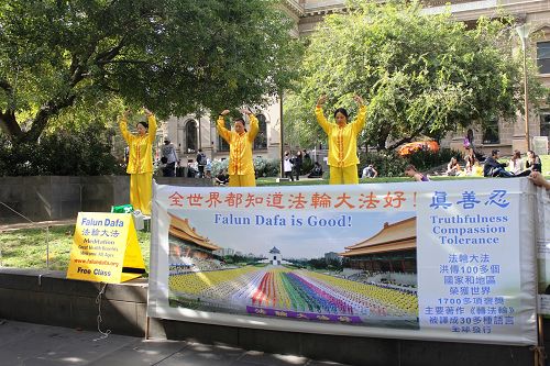 位于繁华市中心的省立图书馆(State Library)前,墨尔本法轮功学员利用周末时间向民众讲真相和征集反迫害签名。