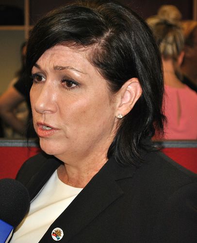 昆省住房与公共工程厅长兼科学创新厅长伊诺(Leeanne Enoch)