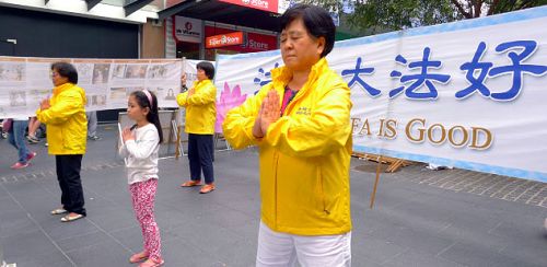 图1:法轮功学员在揭露中共活摘器官活动现场演示功法