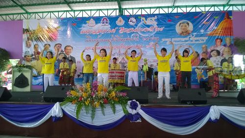 图1:法轮功学员在旅游盛会上演示功法