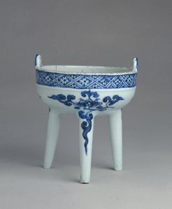 图1:这件元代青花瓷宝鼎,造型古朴,挺拔清秀。