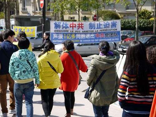 巴黎埃菲尔铁塔下的真相退党点,每天都迎来众多的中国大陆游客