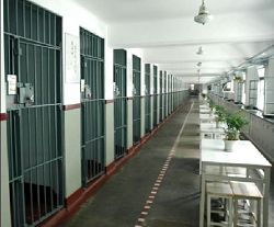 这是六监区出工后的照片,桌子上放着花。此时,法轮功学员被关在小监室里被包夹犯殴打,别人看不见。