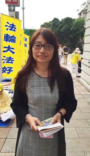 图8: 从事室内设计的王美兰,在旁询问如何修炼法轮功
