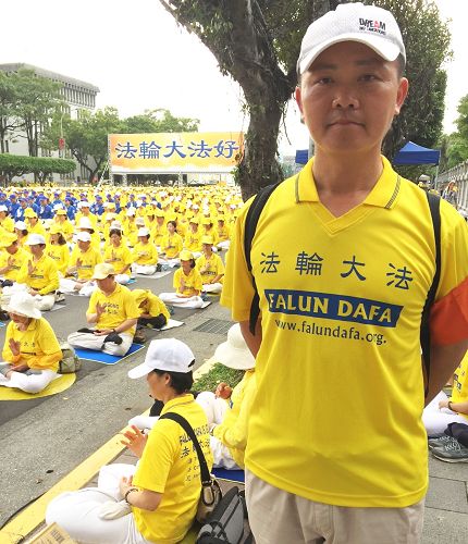 图9: 桃园高中从事教官工作的邓伯修表示,十六年来法轮功学员不断向世人讲清真相,在是非善恶面前,人们看清了中共的谎言,明白法轮功是正的。
