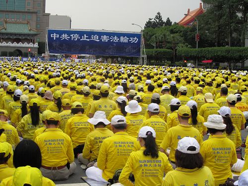 图1-2:法轮功学员在凯道举办活动,纪念“四•二五”和平大上访十六周年,暨声援二亿华人退出中共党、团、队组织。
