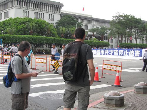 图3-4:法轮功学员的集会吸引路人及游客驻足关注。