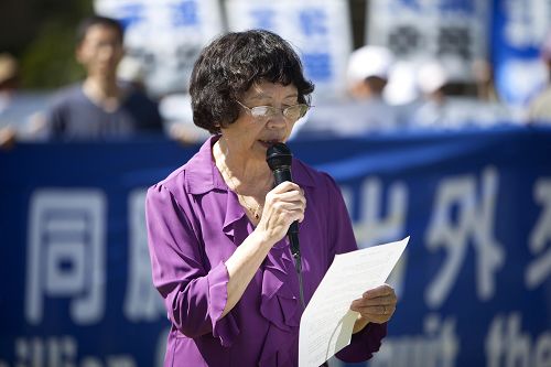 图8:洛杉矶全球退党服务中心义工代表李海伦