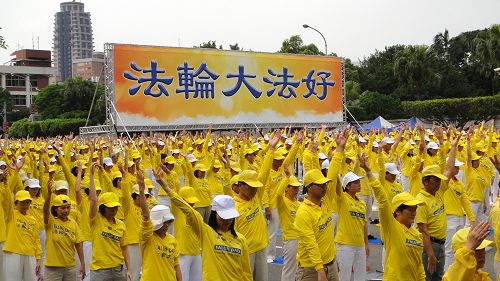 图5:三千名法轮功学员于凯达格兰大道上的集体炼功。