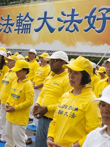图9:新学员印度留学生司柏亚(右二)于修炼的第二天参加集体炼功。