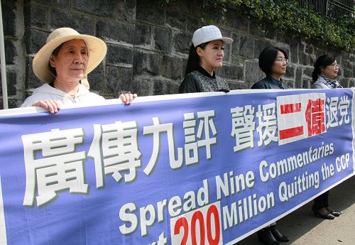 图1-5:温哥华法轮功学员在中领馆外,拉起各种真相横幅,在固蓝湖大街边组成一条真相长城。