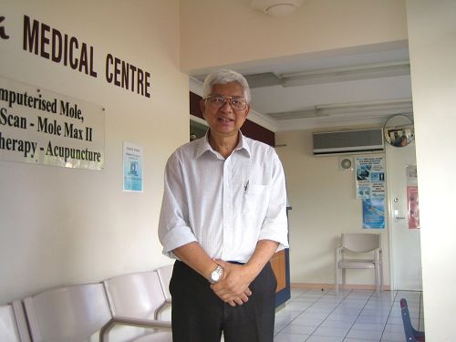 图:行医四十年的布里斯本医生、昆士兰越南社区领袖布伊(Dr Cuong Bui)