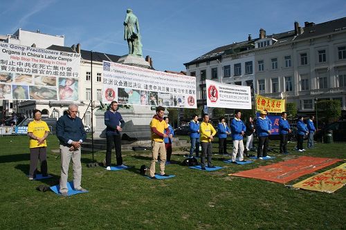 图9:法轮功学员在横幅下的功法展示