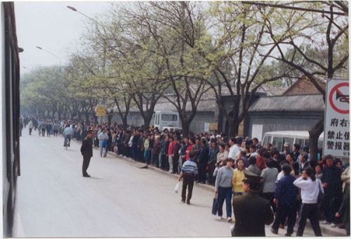 图1:十六年前,一九九九年四月二十五日,中国大陆上万名法轮功学员自发到北京中南海国务院信访办上访,井然有序的高度自律,展现的风范震撼国际社会。