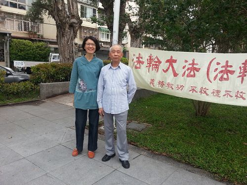 图2.佑君(女)有感于“四‧二五”的不凡气度与风范,继而走进法轮功修炼,竟有意想不到的收穫。
