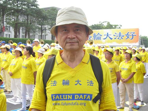 图3.国营企业的工程师李国钦因缘“四‧二五”万人大上访的新闻,认识到法轮大法是千载难逢的高德大法而坚定专修大法。
