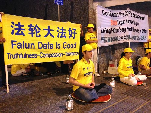 澳洲昆士兰法轮功学员在热闹的布里斯本市中心举行纪念“四.二五”烛光夜悼活动,呼吁停止迫害。