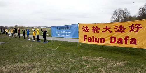 图1:瑞典学员在中使馆前和平抗议,纪念“四•二五”和平上访十六周年。