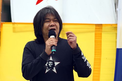 香港立法会议员梁国雄发言向中共发出最强烈的抗议说:“镇压法轮功就是镇压所有的人”。
