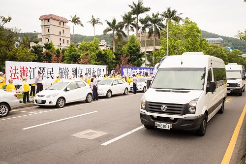 在王宪魁一行人前往故宫博物院路上,法轮功学员抗议声浪不断,责令王宪魁立即停止迫害法轮功。