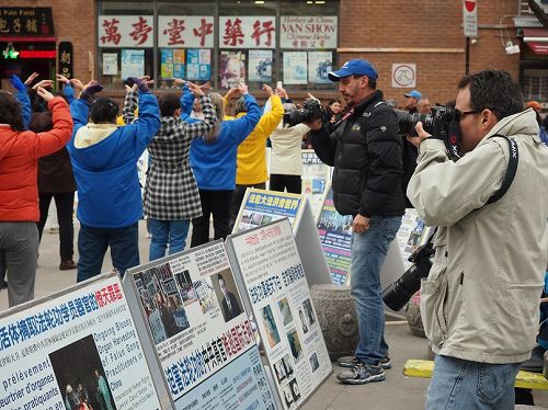 祥和场面,吸引过往民众驻足观看、拍照留念。
