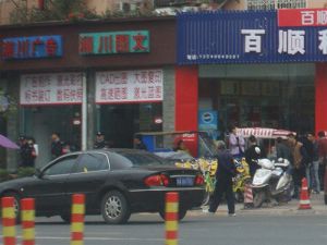 路口增派了巡逻人员(黑衣红袖套)