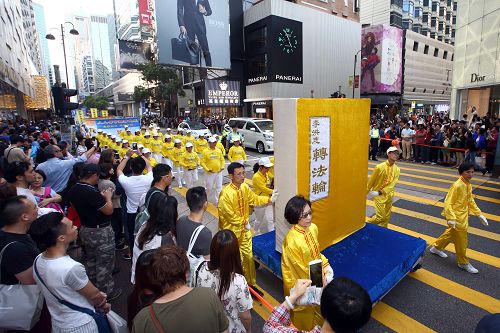 法轮功学员的游行队伍展现法轮大法的美好与殊胜,吸引民众及强烈震撼来自中国大陆的游客,纷纷拍照留念。
