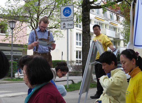 图1:德国民众了解法轮功受中共迫害的真相。