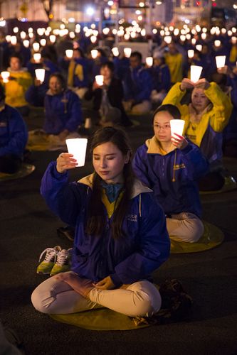 图1-4:纽约法轮功学员在中领馆前烛光静坐,纪念“四•二五”十六周年。