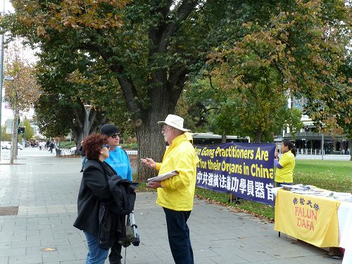 昔日老兵,如今的大法修炼者Brian(右一),现在最想做的事:“告诉全世界法轮大法好,立刻停止对法轮功的迫害。”