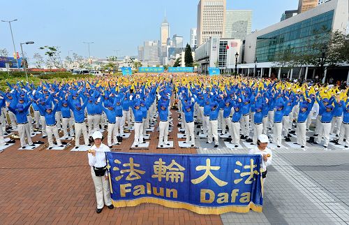 图7:香港法轮功学员举行“四•二五”十六周年反迫害活动,最后在中环爱丁堡集合大炼功,场面平静祥和。