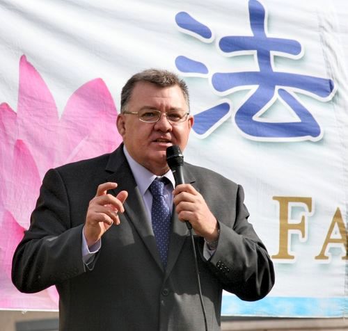 图为澳洲联邦议员克雷格•凯利参加二零一四年七月十六日,来自澳洲各地的法轮功学员在澳大利亚首都堪培拉国会山庄前举行的集会,并在集会上发言