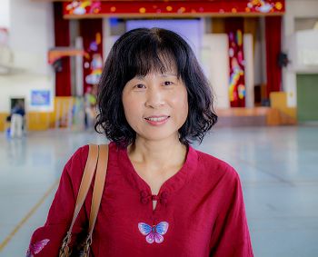 图2:因看到有关艾昌瑞教授的专访,和介绍“四•二五万人上访”的影碟而走入法轮功修炼的新港国小退休教师徐千文。