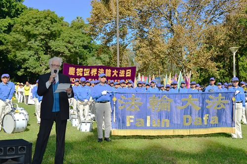人权活动家、自由撰稿人鲍勃•维尼康博(Bob Vinnicombe)在集会上发言