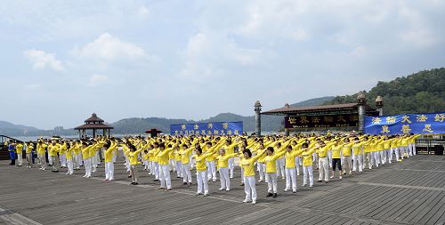 整齐、庄严的集体炼功,向人们展示大法的殊胜美好。