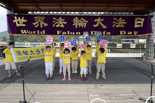 旗鼓队、腰鼓队精神抖擞的隆隆鼓声、合唱团悠远的歌声、明慧学校小弟子活泼可爱的舞蹈,赞颂大法的美好。