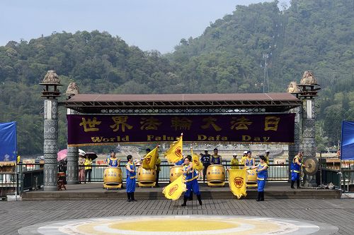 旗鼓队、腰鼓队精神抖擞的隆隆鼓声、合唱团悠远的歌声、明慧学校小弟子活泼可爱的舞蹈,赞颂大法的美好。